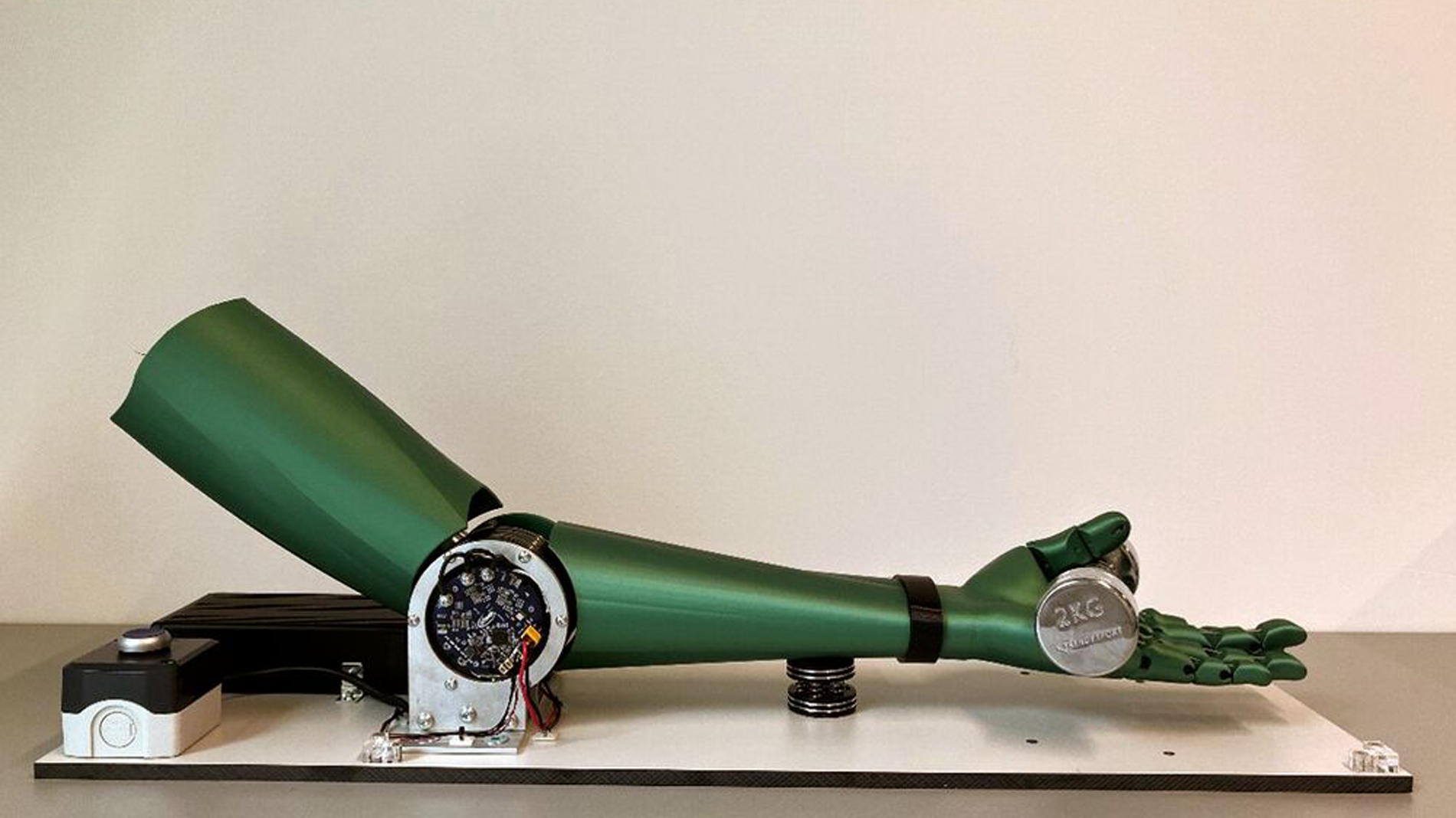 Figure 10: Single-joint humanoid robotic arm demonstrator featuring the REF_HUMA_MTR_48V_25A reference design. (Image: Infineon Technologies)