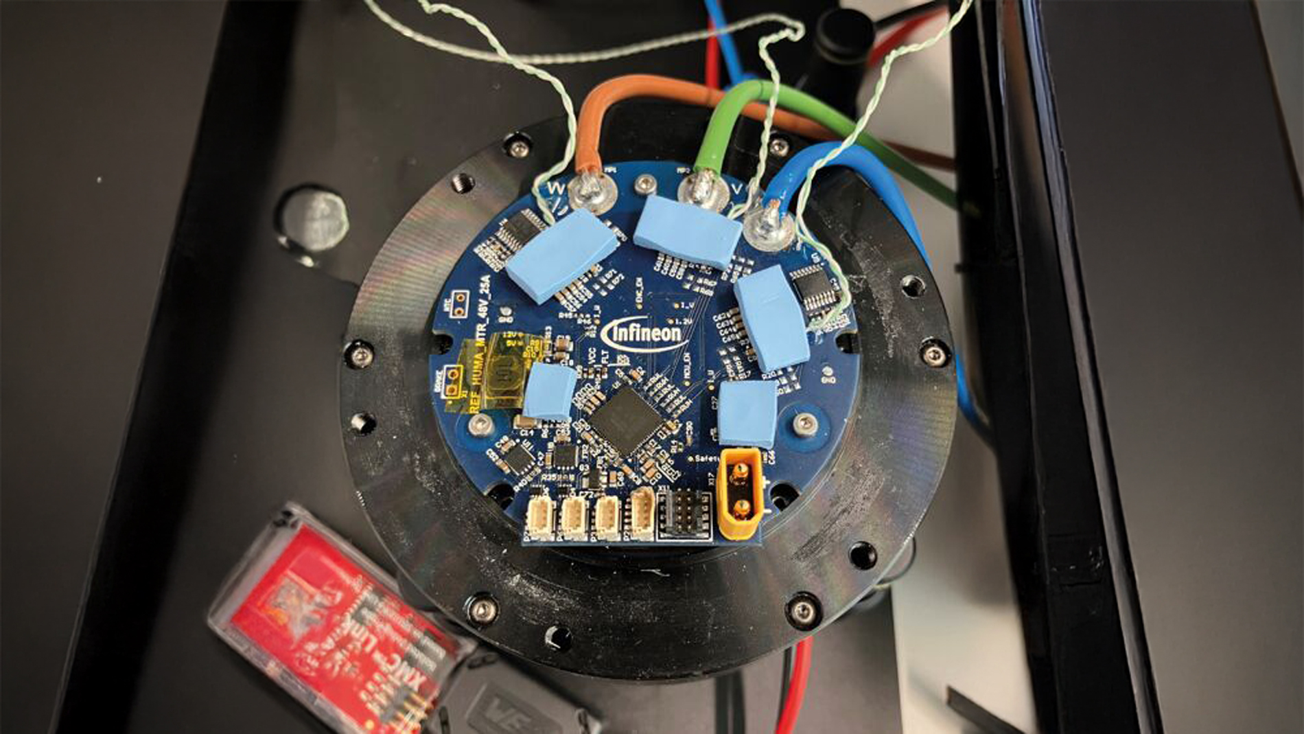 Figure 4: Thermal integration of the REF_HUMA_MTR_48V_25A into a CubeMars actuator. The thermal interface material connects the heat sources to the motor housing/heatsink (not depicted). (Image: Infineon Technologies)